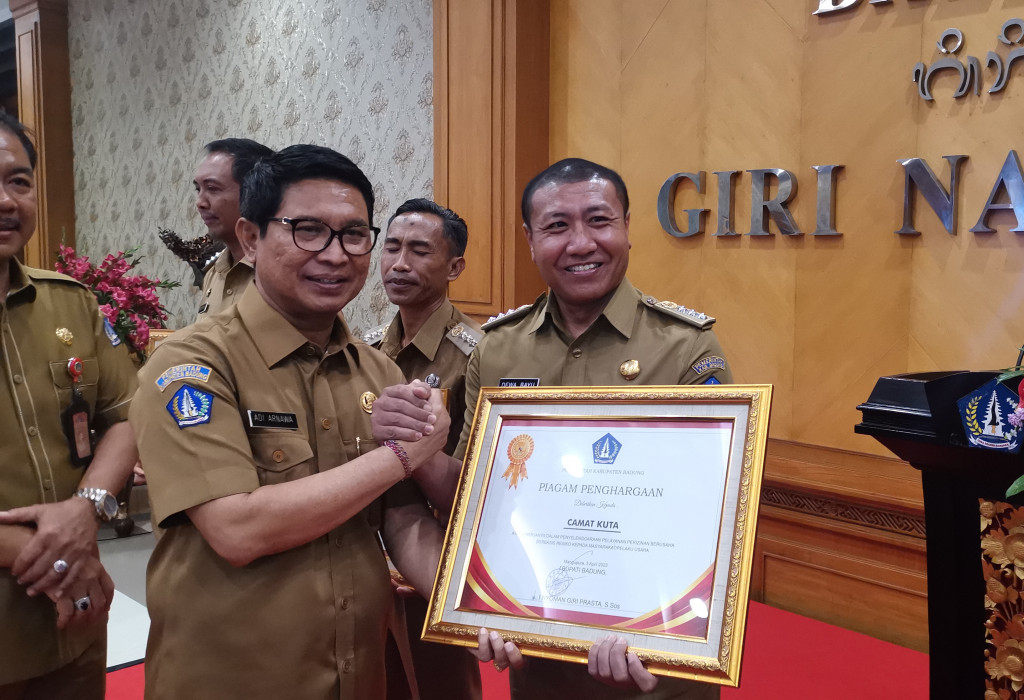 Kecamatan Kuta Menerima Penghargaan Atas Kinerja Dalam Penyelenggaraan Pelayanan Perizinan Berusaha Berbasis Resiko Berupa Penerbitan Nomor Induk Berusaha (NIB)